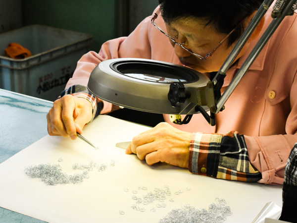 熟練技術者が高品質なばねの生産を支えている