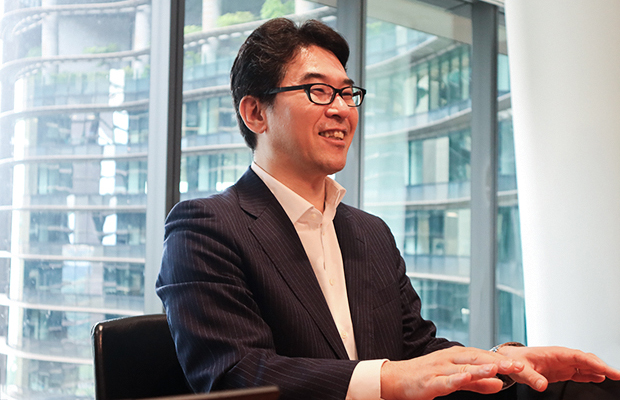 インタビューに応える片岡剛士チーフエコノミスト（ＮＮＡ撮影）