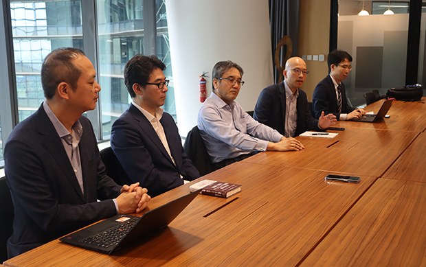 イベント終了後のインタビューの様子（ＮＮＡ撮影）