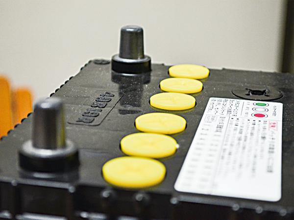 ヤシマ製の液口栓が使われたカーバッテリー