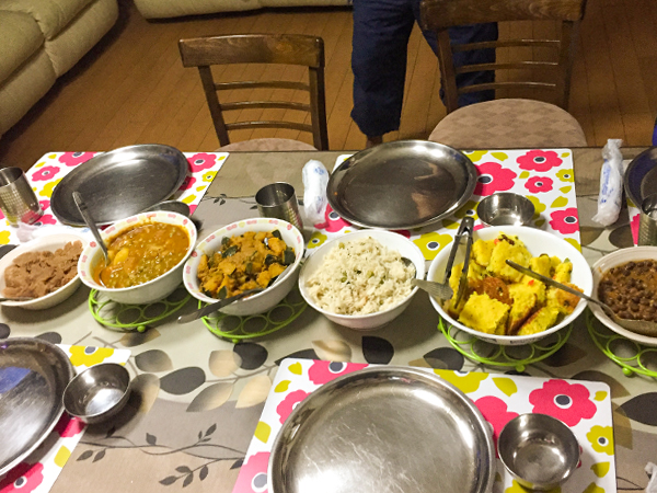 卓上に並ぶ主菜類の「サブジー」