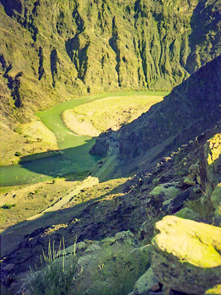 カブール川に沿って延びるアジアハイウエーと、道路上に破壊された敵の装甲車両が小さく見える（筆者提供）