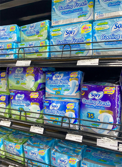 日系の衛生用品大手、ユニ・チャームの生理用品は３万～３万5,000キープ＝8月27日（筆者提供）