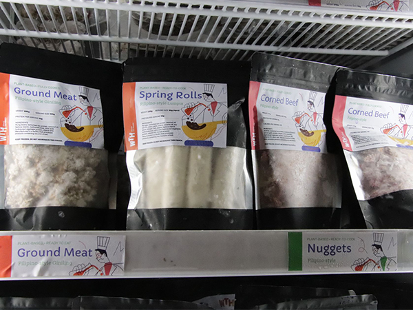 ワース・ザ・フーズが展開する代替肉のメニュー＝ワース・ザ・ヘルス・フーズが販売する代替肉商品＝８月上旬、マニラ首都圏マカティ市（ＮＮＡ撮影）