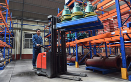 山西省晋煤集団が経営する工業製品配送センターでフォークリフトを操作する男性。元々は炭鉱内で作業していたが、石炭生産能力の淘汰（とうた）により配置転換となった（新華社）