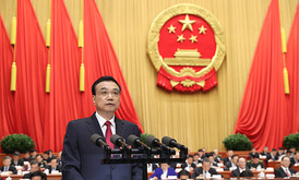 全人代で政府活動報告をする李克強首相＝５日、北京（新華社）
